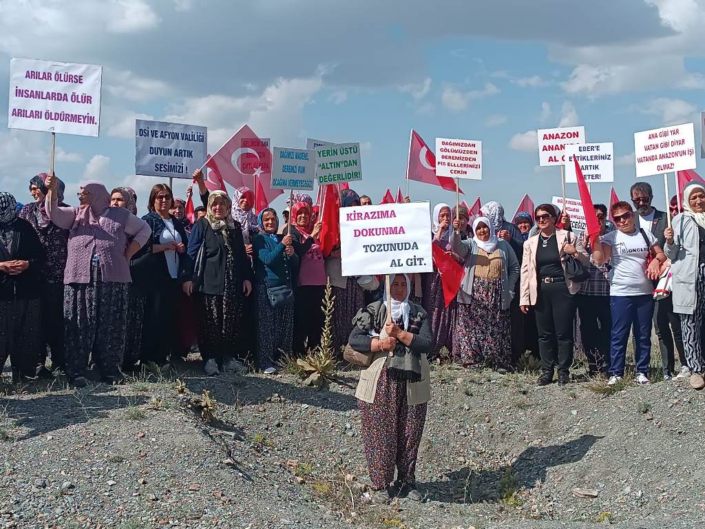 AFYONKARAHİSAR'IN SULTANDAĞI’NA BAĞLI DOĞANCIK KÖYÜNDE, KUM OCAĞI ŞANTİYESİNE KARŞI EYLEM YAPAN KÖYLÜLERE DESTEK VERDİK.